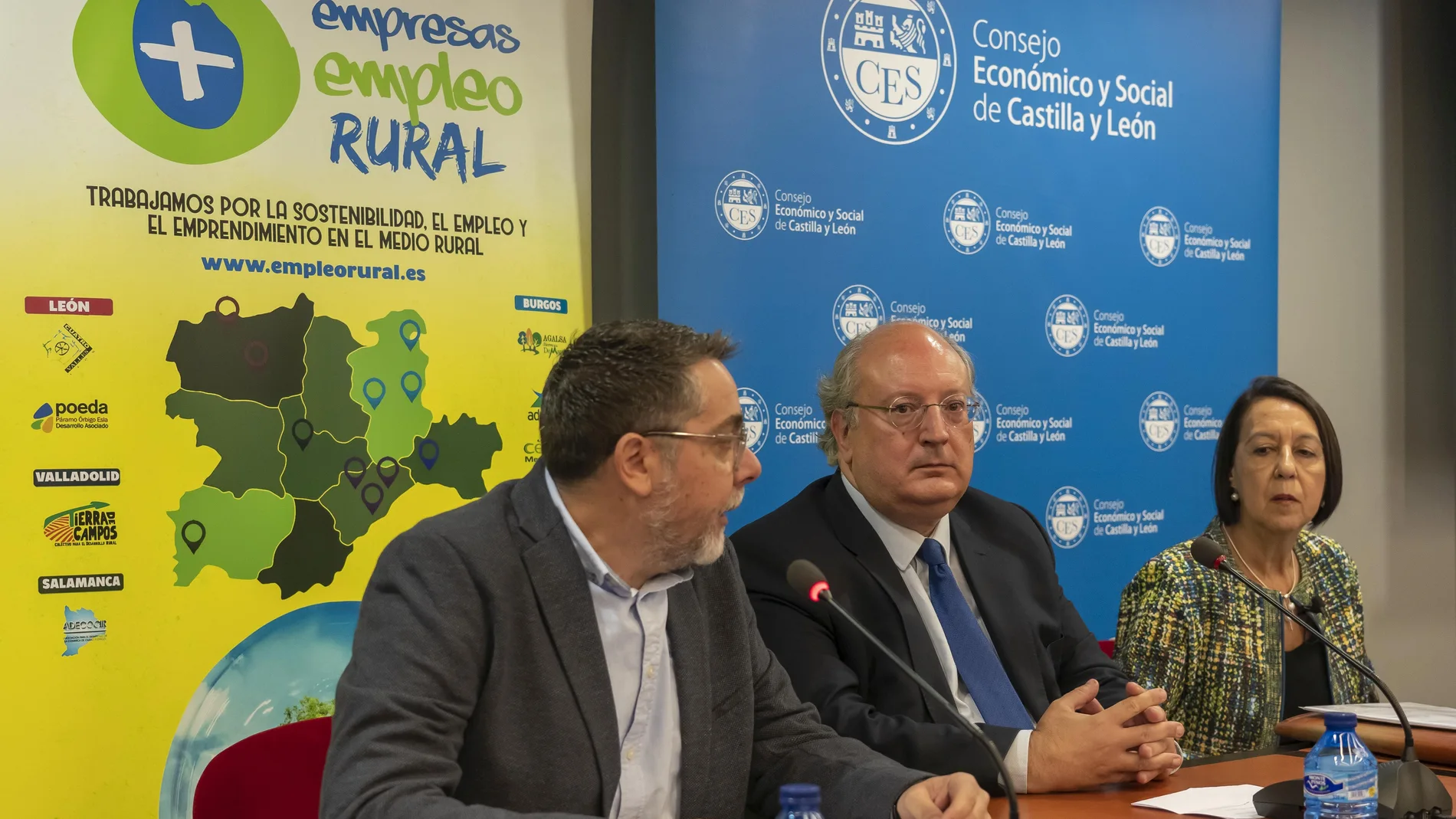 El presidente del Consejo Económico y Social de Castilla y León (CESCyL), Enrique Cabero, el gerente del Grupo de Acción Local 'Asociación Colectivo para el Desarrollo Rural de Tierra de Campos', Javier Paniagua, y la miembro del Grupo de Investigación Reconocido 'Mundo Rural' de la Universidad de Valladolid, Milagros Alario, presentan los resultados del Estudio