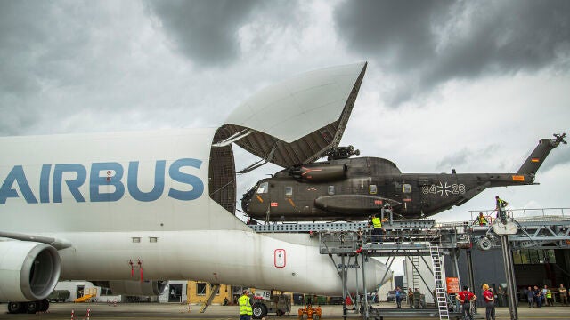 Carga de un helicóptero militar alemán en el Airbus Beluga