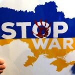Un joven lleva un cartel contra la guerra en Ucrania en las protestas convocadas en Moscú tras el anuncio de movilización del presidente Putin