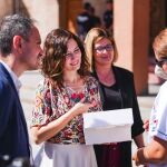 Díaz Ayuso, flanqueada por la alcaldesa de Móstoles, Noelia Posse, y el candidato del PP, Manuel Bautista, en el momento de recibir los dulces de la hostelera