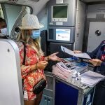 La gran mayoría de países europeos, excepto Alemania que lo hará el 1 de octubre, han prescindido ya de las mascarilla a bordo de los aviones