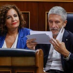 El ministro del Interior, Fernando Grande-Marlaska junto a la ministra de Hacienda, María Jesús Montero durante la sesión de control en el Congreso de los diputados este miércoles, en Madrid. EFE/ Juan Carlos Hidalgo