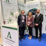 La consejera de Fomento Marifrán Carazo, el director general de la Agencia de Obra Pública de la Junta Julio Caballero y el secretario general Alamys Sebastián Court Benvenuto, en el stand de la Junta y Alamys en Innotrans.