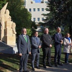 El alcalde de León, José Antonio Diez, el obispo Luis Ángel de las Heras y el autor de la obra, Juan Antonio Cuenca