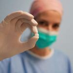 La nueva técnica consiste en implantar una innovadora prótesis de polietileno no poroso bajo la piel que se personaliza para cada paciente