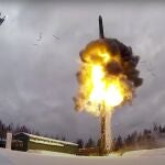 Imagen del lanzamiento de un misil intercontinental balístico que podría ir armado con armas nucleares.