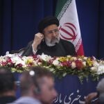 El presidente de Irán, Ebrahim Raisi, escucha durante una conferencia de prensa sobre su visita a la Asamblea General de las Naciones Unidas, el jueves 22 de septiembre de 2022, en la sede de la ONU. (Foto AP/Bebeto Matthews)