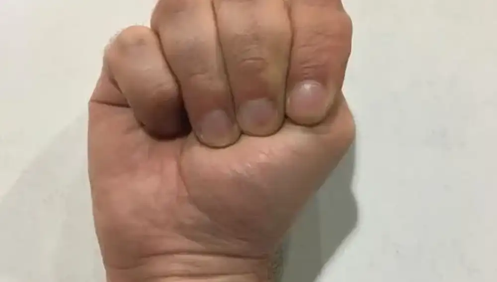 Puño con el pulgar dentro