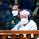 El ex líder de los Jemeres Rojo kieu Samphan escucha la sentencia en Phnom Penh