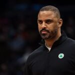 Udoka analizando con atención un partido de Boston Celtics.