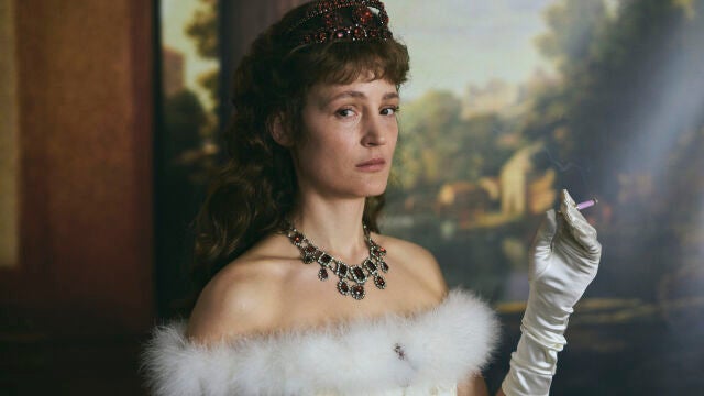 Vicky Krieps en "La emperatriz rebelde", papel por el que fue premiada en el último Festival de Cannes