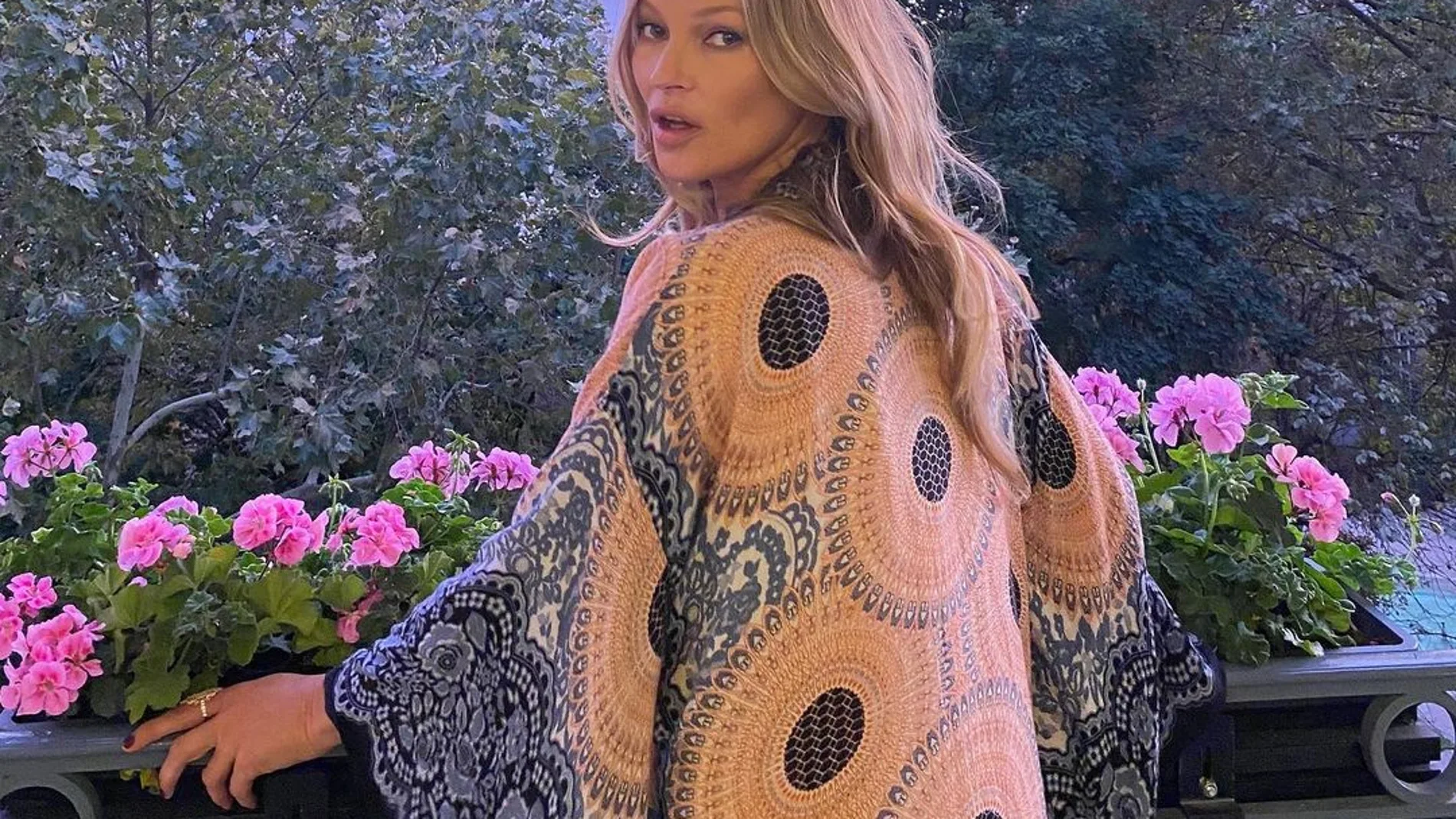 Te contamos los trucos de estilo de Kate Moss que demuestran por qué sigue siendo la reina de la moda