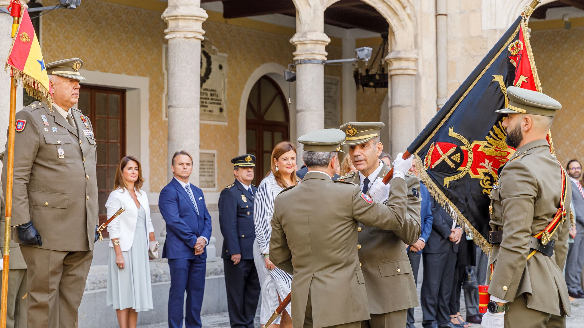 Acto de entrega de mando de la Academia de Artillería de Segovia al coronel Rafael de Felipe Barahona