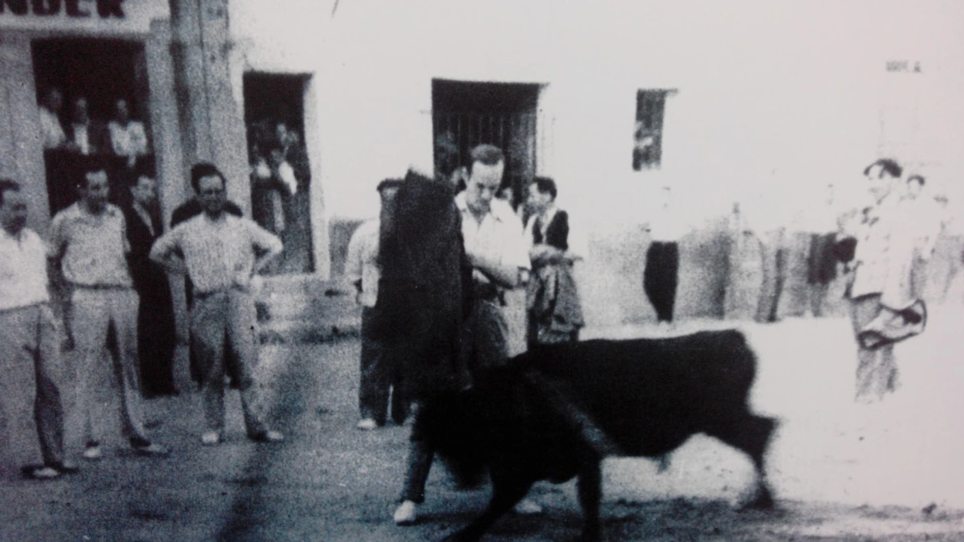 Camilo José Cela toreando en Cebreros (Ávila), en 1943