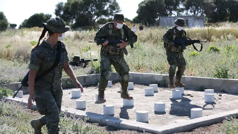 Dos reservistas voluntarios durante una jornada de instrucción el pasado año