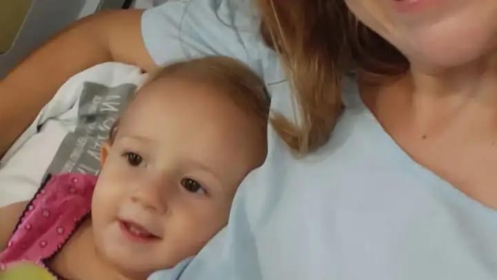 Sandra Borrás junto a su bebé después de ser operada
