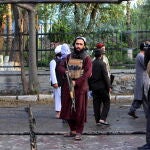 Talibanes hacen guardia en los alrededores de la mezquita Wazir Mohammad Akbar Khan tras la explosión