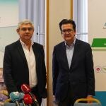 El presidente de la Asociación de Supermercados de Castilla y León (ASUCyL), José Daniel Posadas, y el director general de la Asociación Española de Distribuidores, Autoservicios y Supermercados (ASEDAS), Ignacio García Magarzo, presentan el análisis ''La distribución alimentaria de proximidad en Castilla y León'