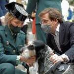 El alcalde de Madrid, José Luis Martínez-Almeida, y una guardia civil, acarician a uno de los perros adoptables durante la presentación de la campaña "Adopta un jubilado 2021"