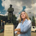 Carmen Caro, sobrina nieta del autor, junto a la estatua de Pío Baroja levantada en la cuesta de Moyano, uno de los lugares preferidos del autor de «El árbol de la ciencia»