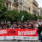 Cientos de trabajadores y empresarios del sector de la hostelería se han manifestado por las calles de Granada para exigir un rescate que evite su ruina