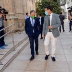 El presidente de la Junta, el popular Juanma Moreno, a la derecha, junto al consejero de Presidencia y portavoz del Ejecutivo regional, Elías Bendodo