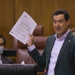 El presidente de la Junta, Juanma Moreno, responde en el Parlamento andaluz a preguntas de los grupo en la sesión de control al Gobierno
