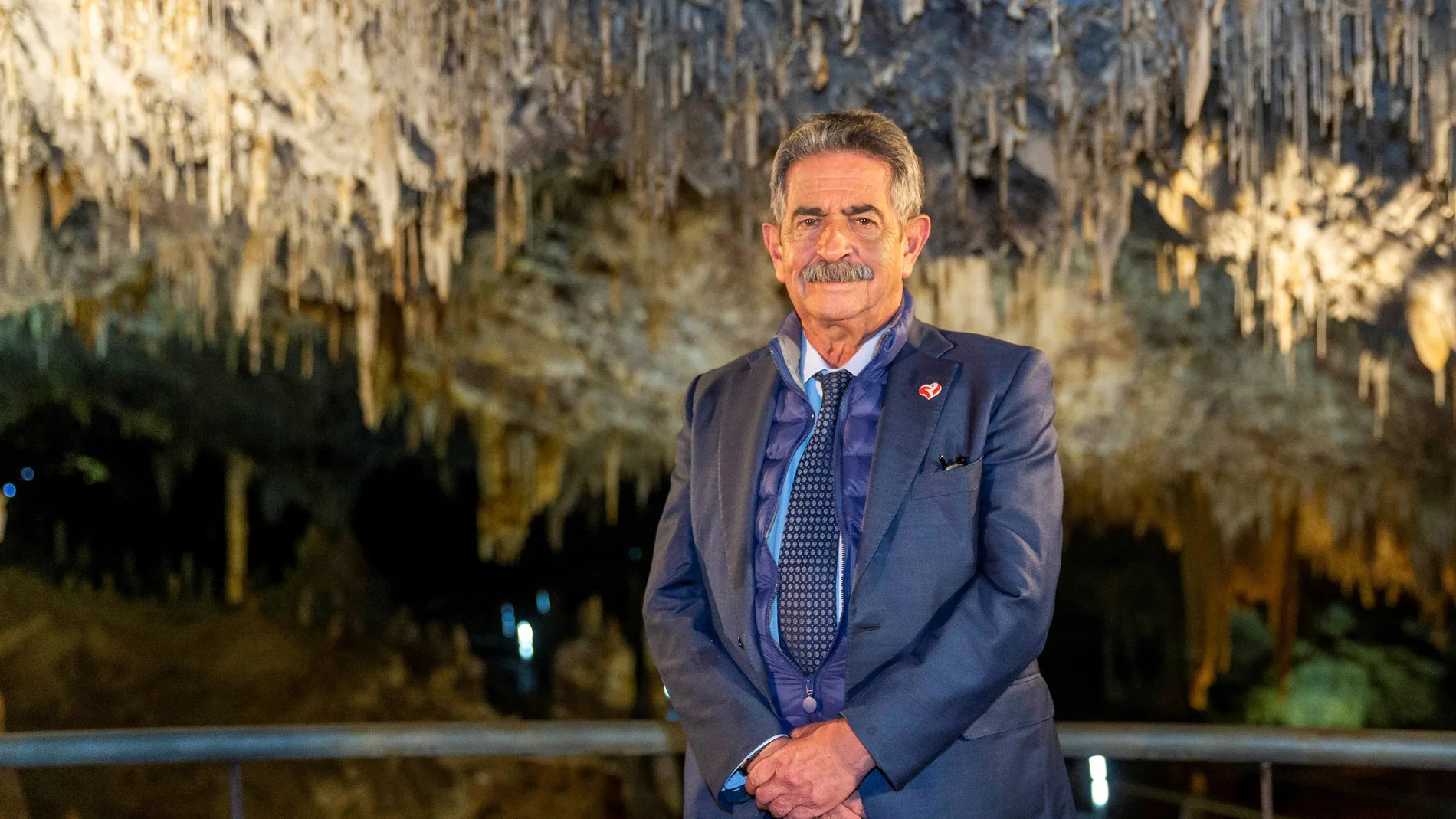 Revilla graba su villancico en la cueva del Soplao con su mensaje de Navidad