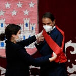 La presidenta de la Comunidad de Madrid, Isabel Díaz Ayuso, entrega al tenista Rafael Nadal la Gran Cruz de la Orden del Dos de Mayo en la Real Casa de Correos