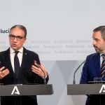 Los consejeros andaluces Elías Bendodo y Juan Bravo, ayer tras la reunión del Consejo de Gobierno
