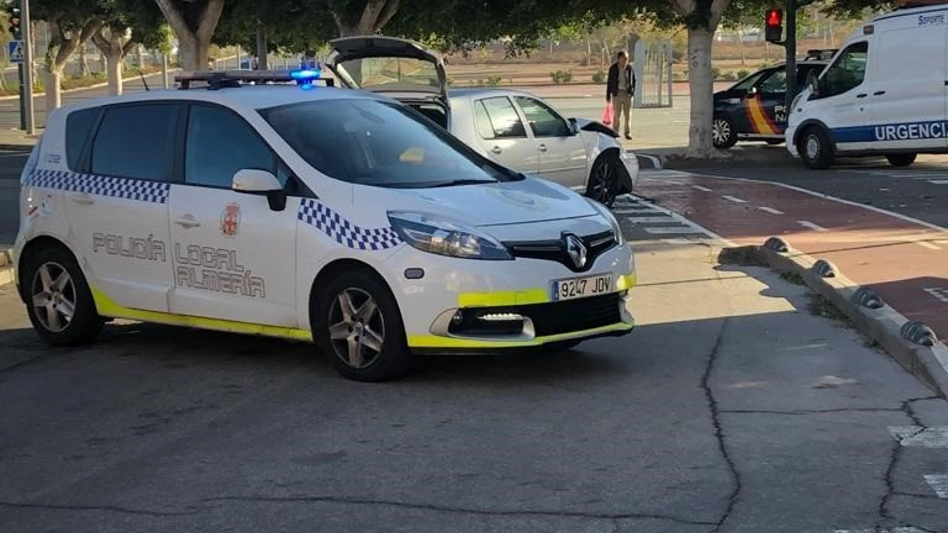 Almería.-Coronavirus.-Policía Local de Almería difunde por megafonía en cinco idiomas la obligación de quedarse en casa
