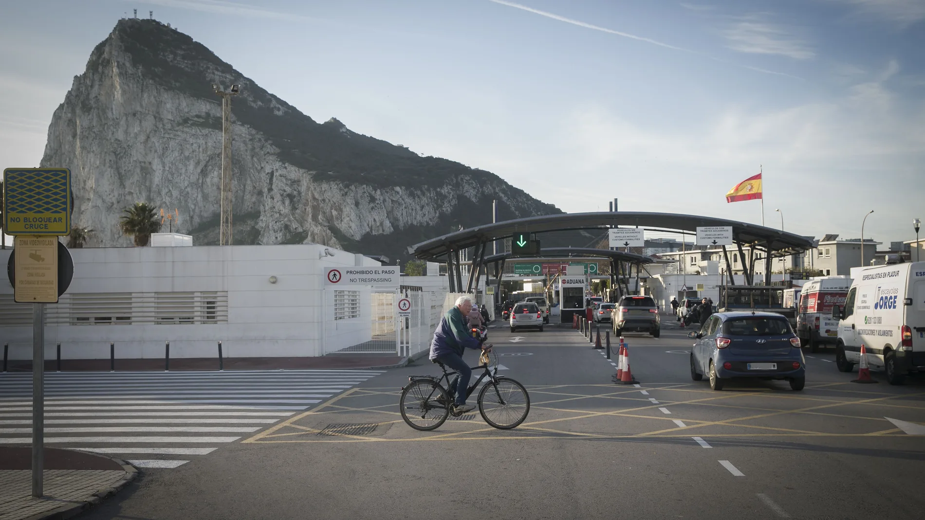Vista del paso fronterizo entre La Línea de la Concepción, en Cádiz, y Gibraltar