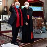 El padre Ángel conversa con el arzobispo de Madrid, Carlos Osoro, durante la celebración de la cuarta jornada mundial de los pobres en la iglesia de San Antón, este sábado en Madrid.