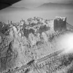 Las ruinas de la abadía de Montecassino, tras el bombardeo. Una vez tomada la decisión de atacar el monumento, el día anterior los mandos aliados preavisaron de sus intenciones a quienes pudieran hallarse en su interior por medio de octavillas lanzadas por la artillería. Aun así, todavía había gente dentro, entre ellos los monjes benedictinos, cuando se produjo el bombardeo, que provocó numerosas bajas mortales y gran cantidad de heridos.