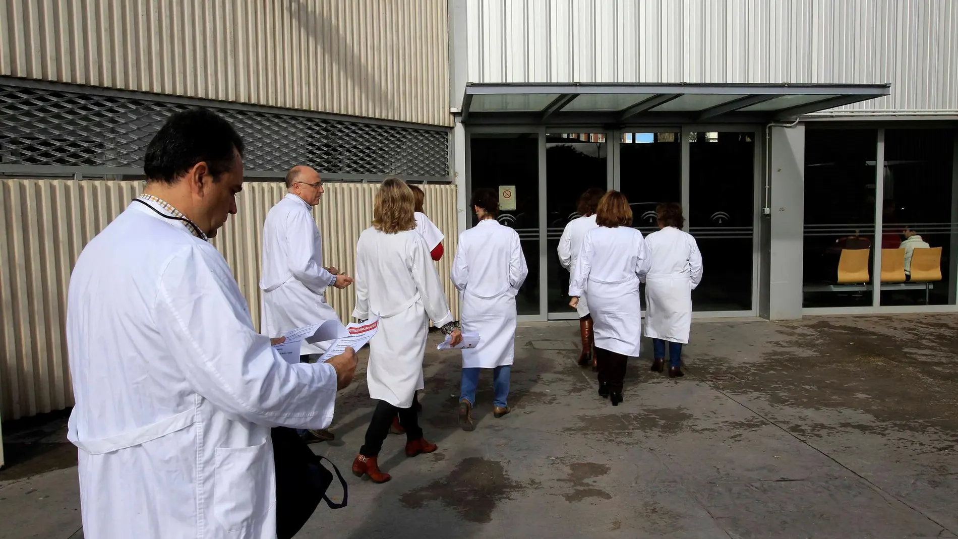 Un grupo de profesionales sanitarios, en un centro de Sevilla