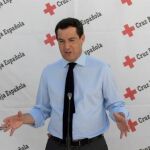 El presidente de la Junta de Andalucía, Juanma Moreno, en una sede de Cruz Roja