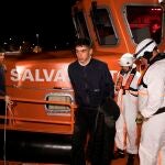 Miembros de Salvamento Marítimo ayudan a siete inmigrantes, dos menores, rescatados ayer de una patera