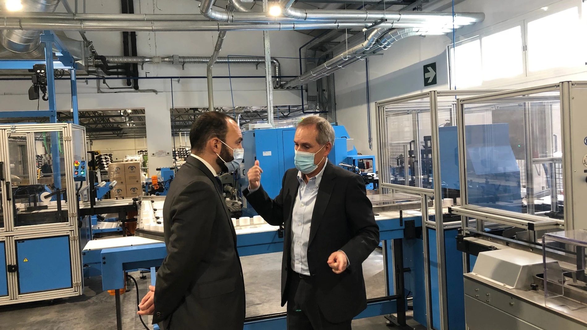 El consejero de Economía, Empleo y Competitividad de la Comunidad de Madrid, Manuel Giménez, durante una visita a las instalaciones de la pyme Hersill en Móstoles.COMUNIDAD DE MADRID26/10/2020