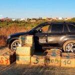 Guardias civiles interceptaron el pasado jueves un automóvil con 700 kilos de hachís y detuvieron a sus ocupantes, tras embestir éstos un vehículo oficlal y herir a tres agentes en San Roque