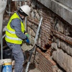 El Ayuntamiento de Madrid ha comenzado a rehabilitar los muros de la Cuesta de la Vega