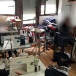 La Policía Nacional libera a 6 mujeres explotadas laboralmente y encerradas en un taller de costura en Carabanchel