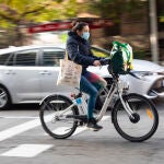 Una chica lleva la compra en una bicicleta de BiciMAD