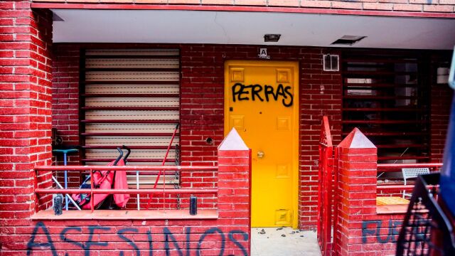 Fachada de una de las viviendas de familiares de El Chule, el clan de los Visita, en el Pozo del Tío Raimundo, Vallecas