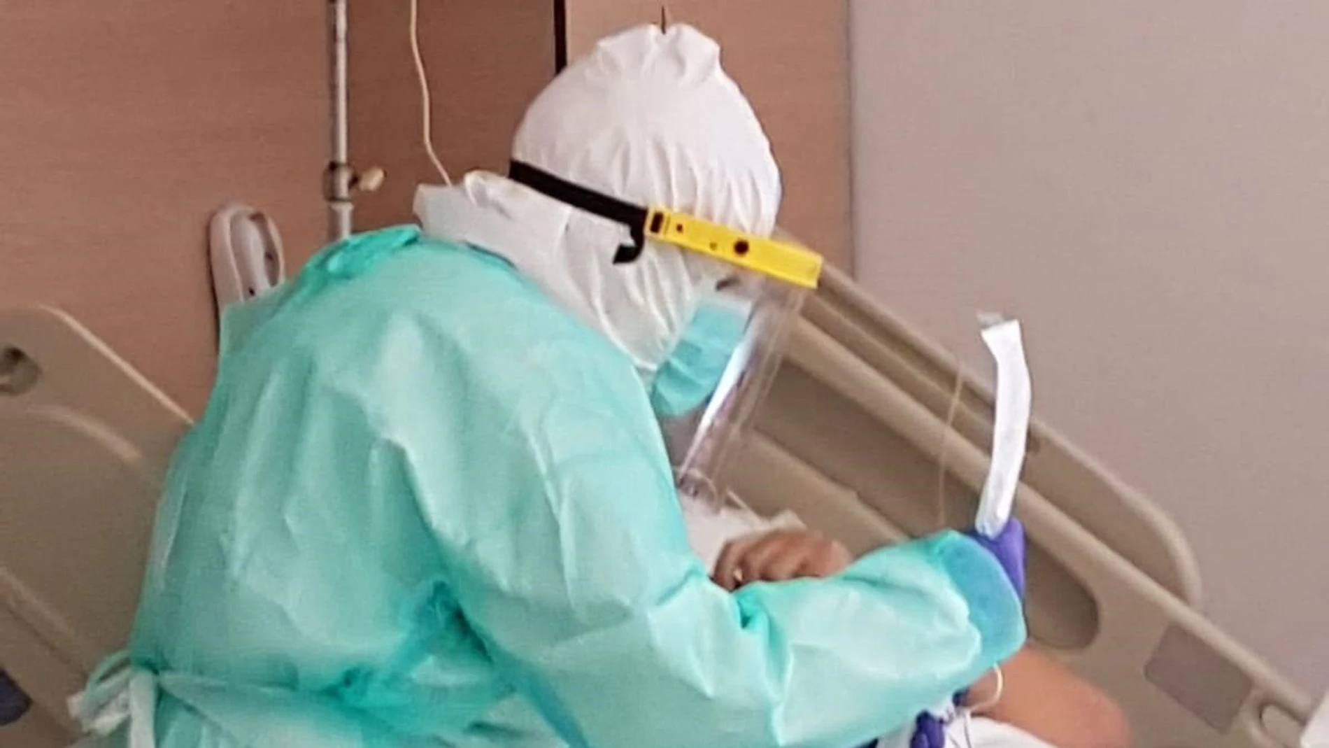 Málaga.- Coronavirus.- Más de 175 pacientes COVID-19 han podido conectarse con su familia en el Virgen de la Victoria