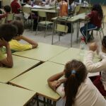Imagen de unos menores en el interior de un colegio de la comunidad