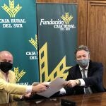 Un momento de la firma del acuerdo, rubricado por Guillermo García-Palacios y Guillermo Téllez