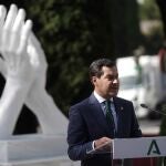 El presidente de la Junta, Juanma Moreno, ha participado hoy en el acto de inauguración de la escultura homenaje a los sanitarios que están luchando contra la pandemia en Córdoba