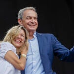 La vicepresidenta segunda del Gobierno y ministra de Trabajo y Economía Social, Yolanda Díaz, junto al ex presidente del Gobierno José Luis Rodriguez Zapatero tras participar en el debate organizado por elDiario.es, en Valencia