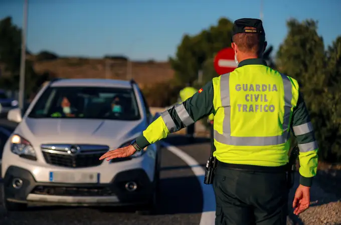 Estas son las pegatinas prohibidas por la DGT: pueden multarte con más de 200 euros Estas son las pegatinas prohibidas por la DGT: pueden multarte con más de 200 euros