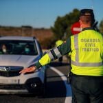 Agentes de la Guardia Civil realizan un control de tráfico